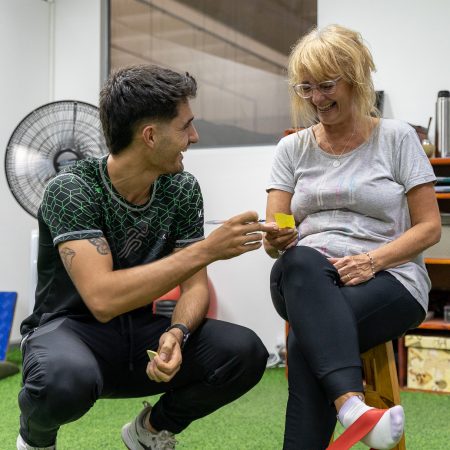 paciente realizando ejercicio de rehabilitación deportiva en KFD Córdoba